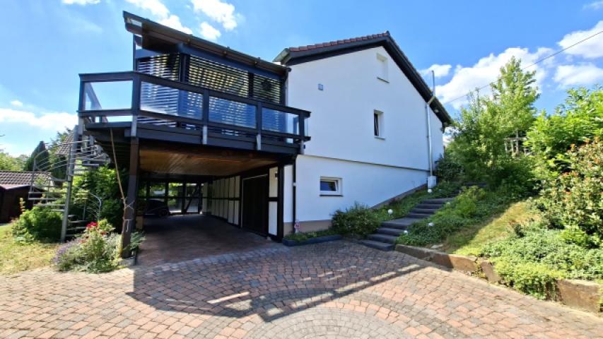 Einfahrt und Carport