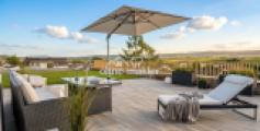 Riesige Terrasse mit Garten