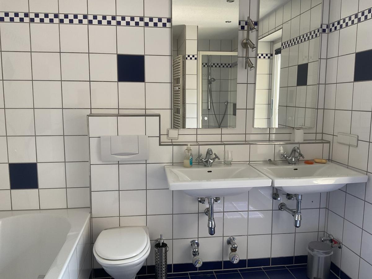 Tageslichtbad mit Dusche und Badewanne