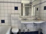 Tageslichtbad mit Dusche und Badewanne