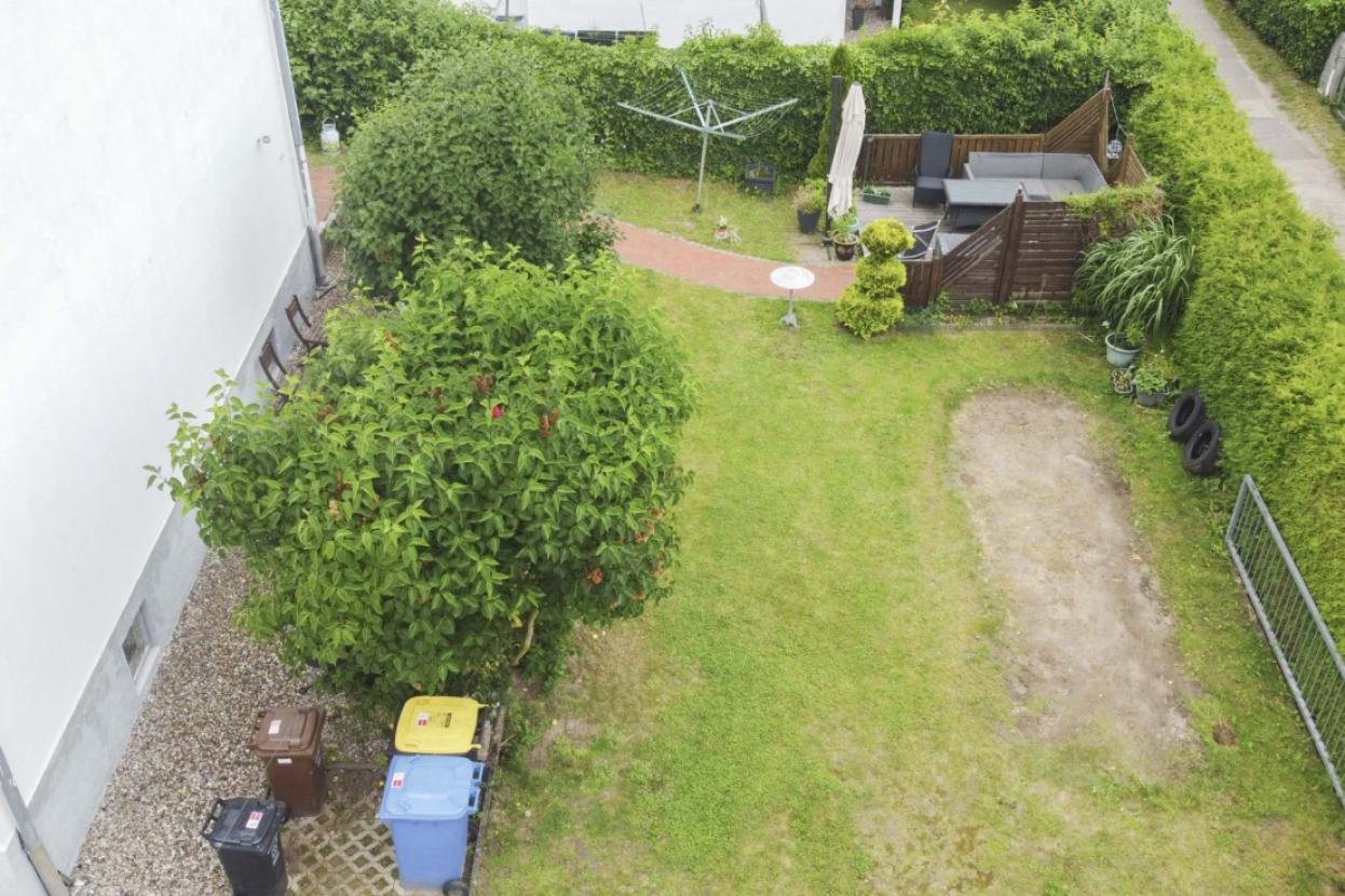 Garten und Einfahrt