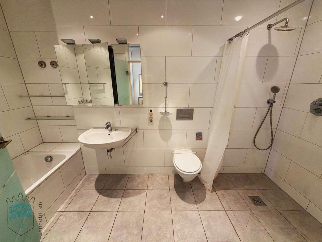 großes Badezimmer