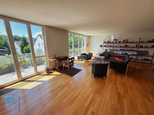 Wohn-, Kamin- und Esszimmer
