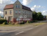 Außenansicht mit Parkplatz