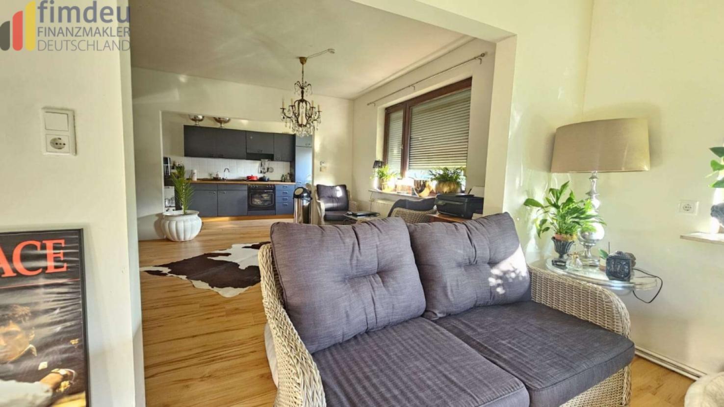Wohnzimmer mit Blick in die Küche
