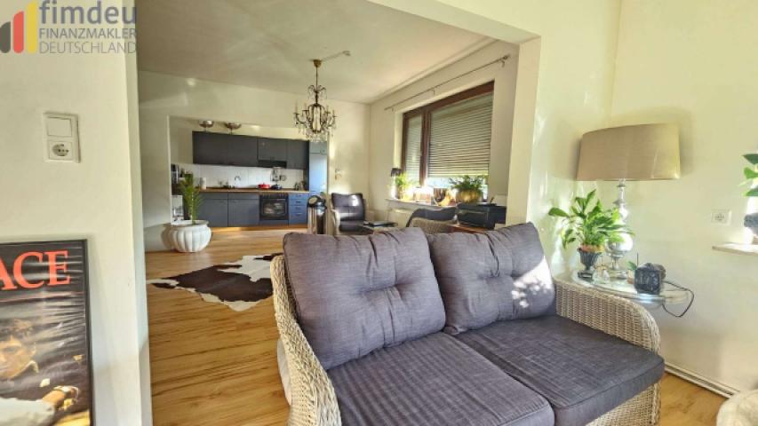 Wohnzimmer mit Blick in die Küche