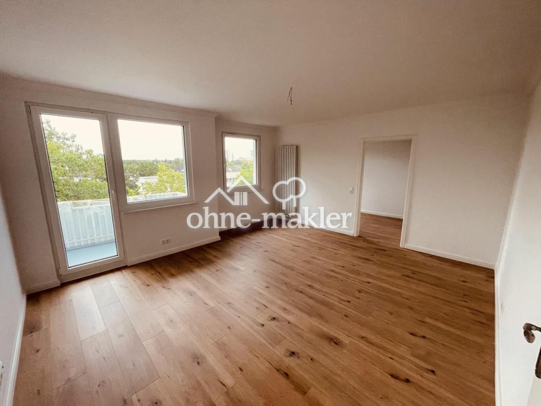 Wohnzimmer mit Balkon