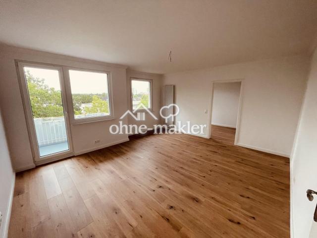 Wohnzimmer mit Balkon
