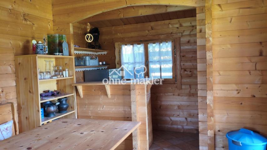 Blockhaus mit Tresen und Bar
