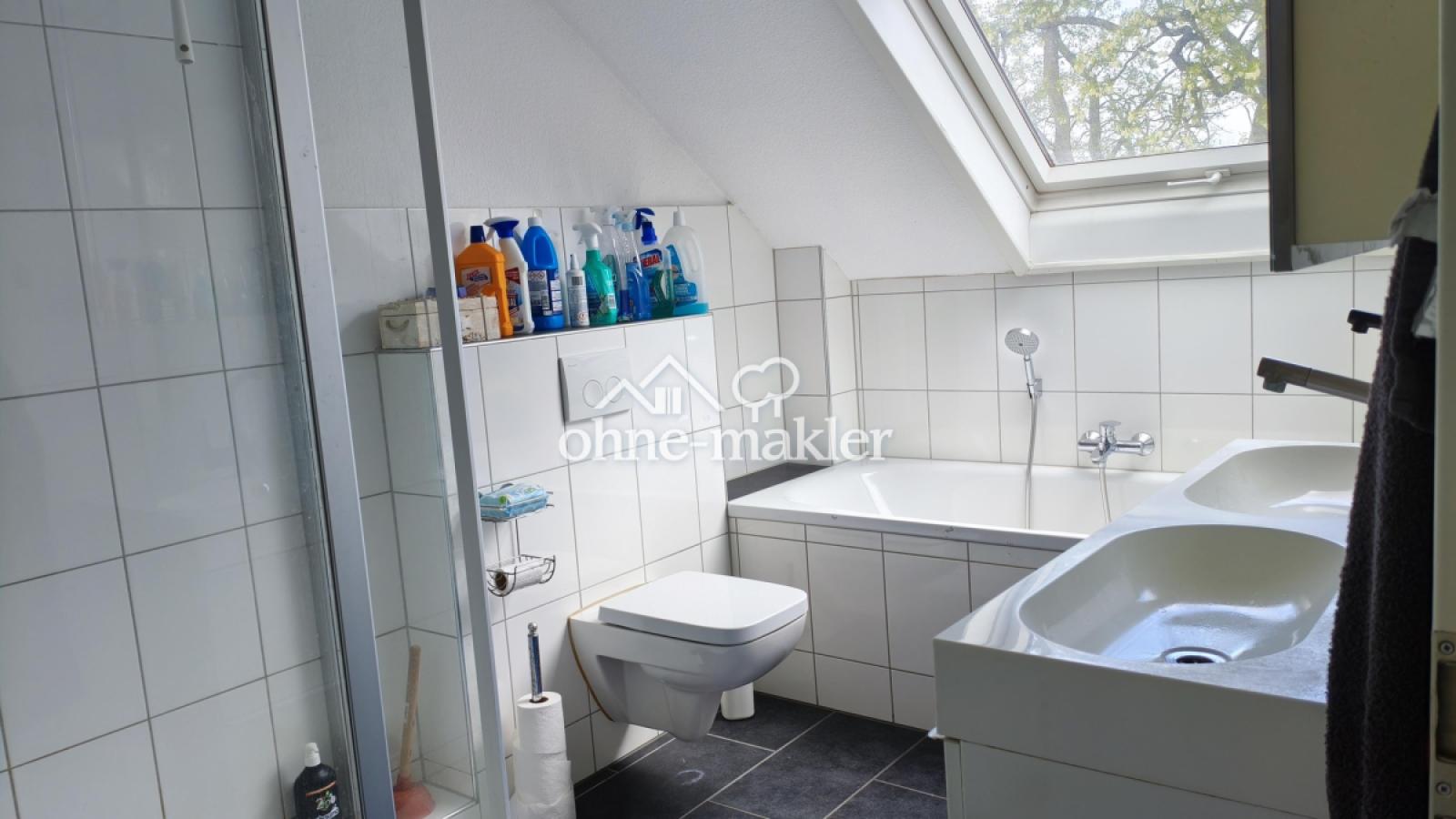 Wanne und Dusche Bad 1.E