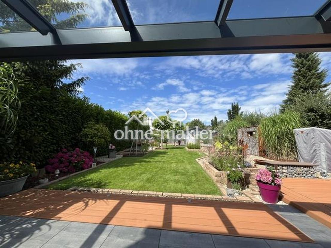 Blick Terasse in den Garten