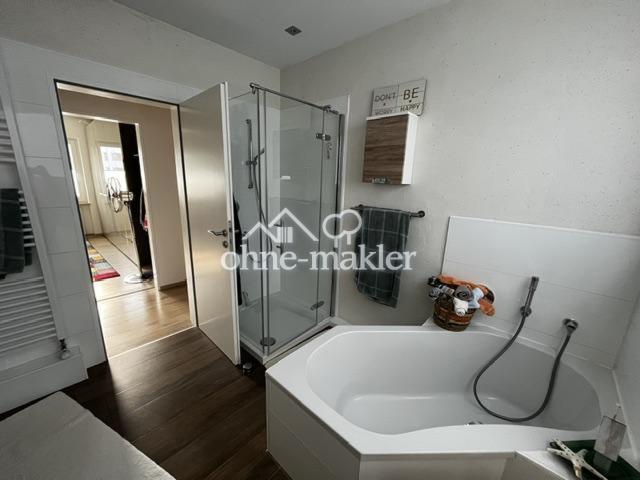 Bad 1.OG Blick Wanne/Dusche
