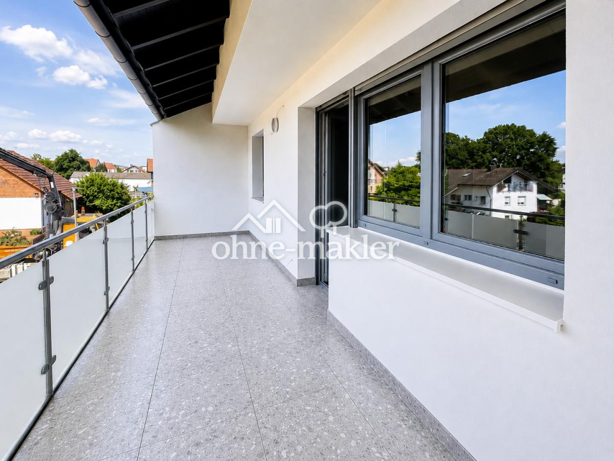 Großzügiger überdachter Balkon