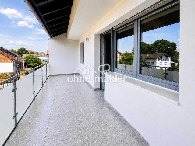 Großzügiger überdachter Balkon