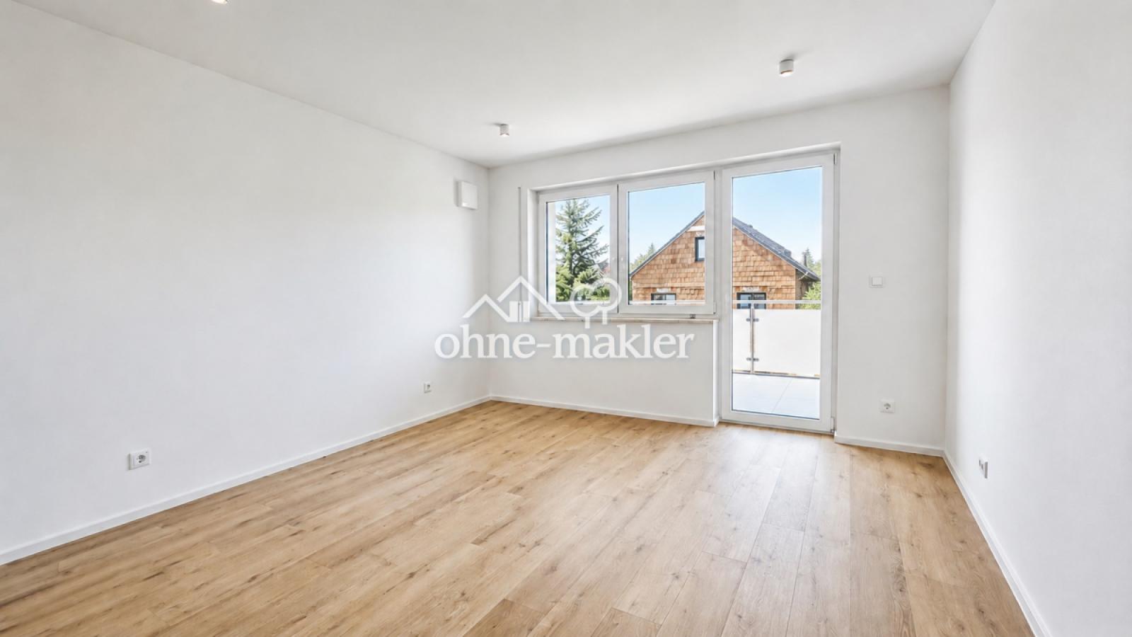 Wohnzimmer mit Balkonzugang