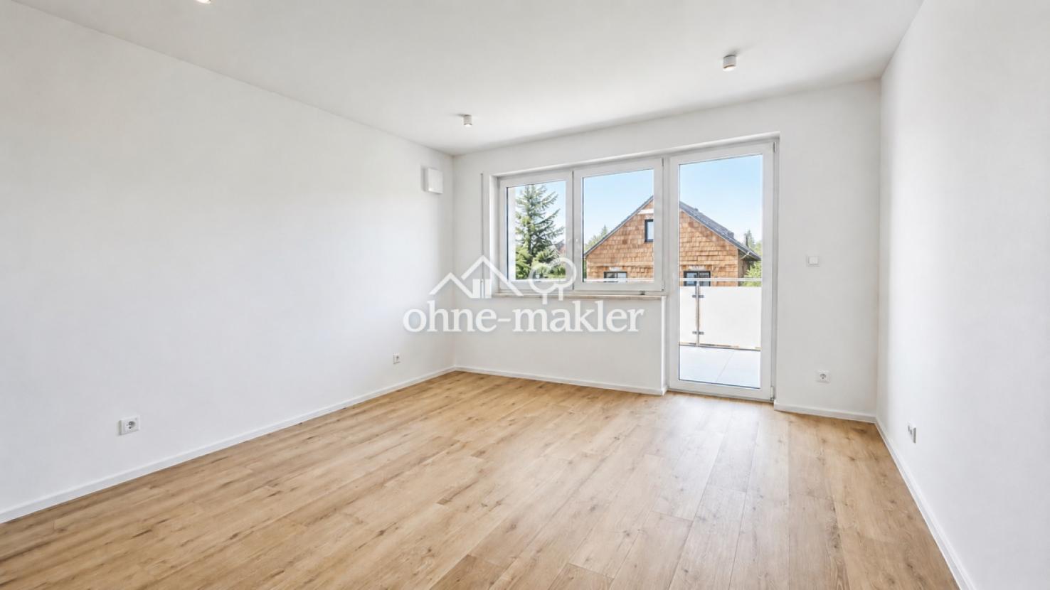 Wohnzimmer mit Balkonzugang
