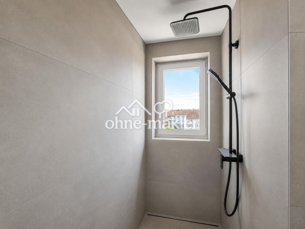 Große Walk-in-Dusche
