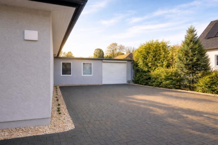 23. Hausansicht mit Garage