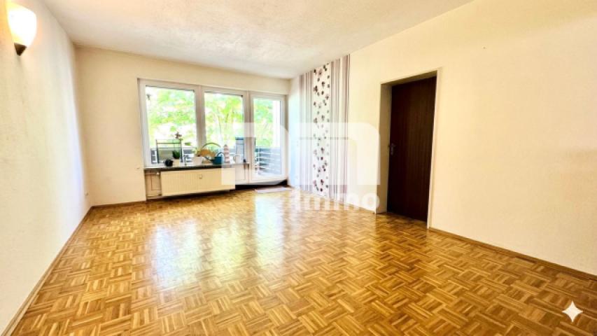 Wohnzimmer / Zugang Balkon