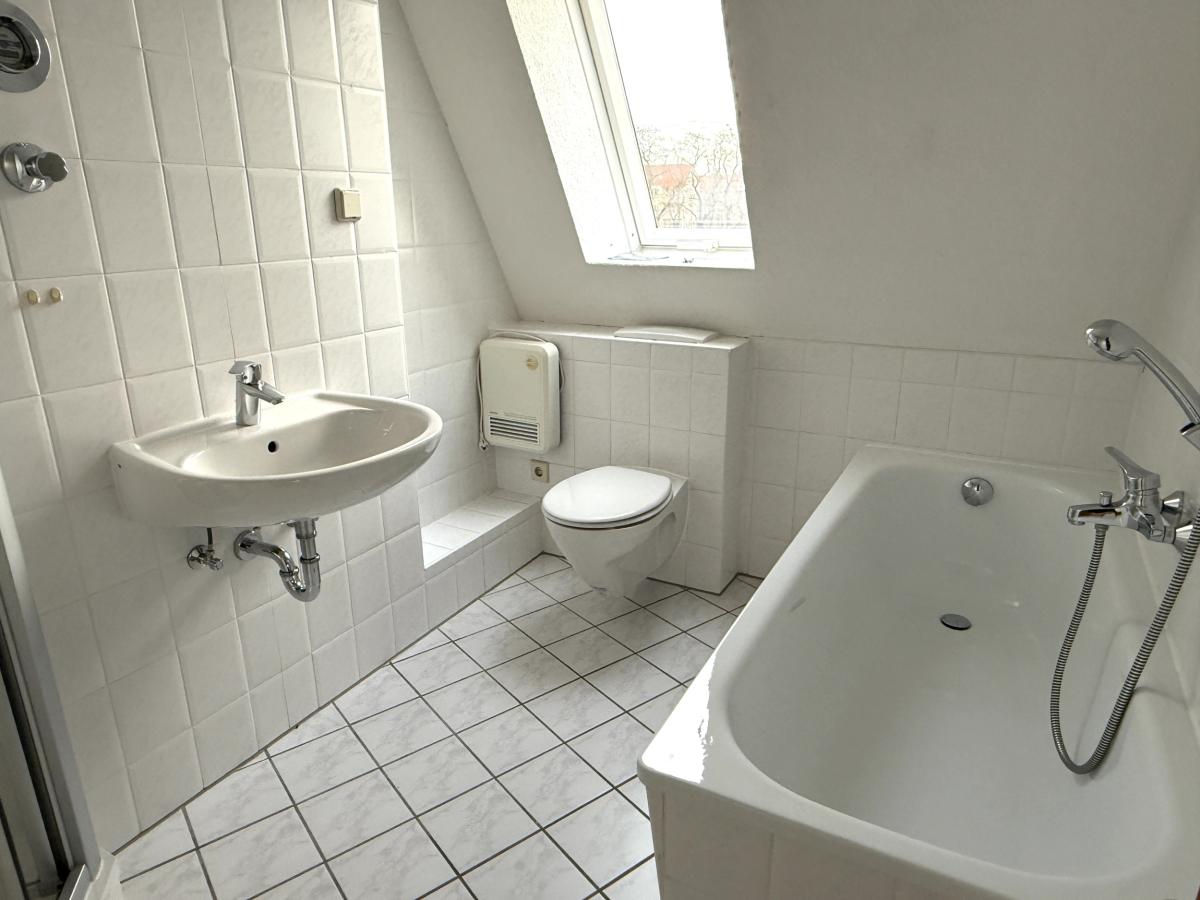 Bad mit Dusche & Wanne 