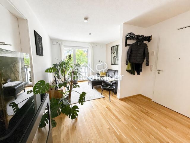 Wohnzimmer mit Zugang Balkon