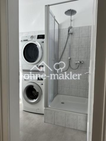 Große Dusche und WM & Trockner