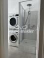 Große Dusche und WM & Trockner