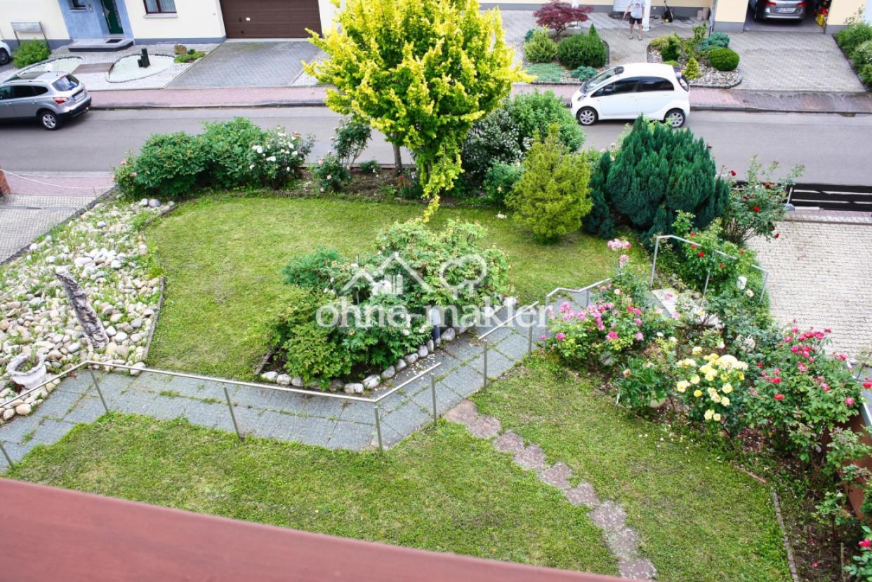Blick von Loggia in Vorgarten