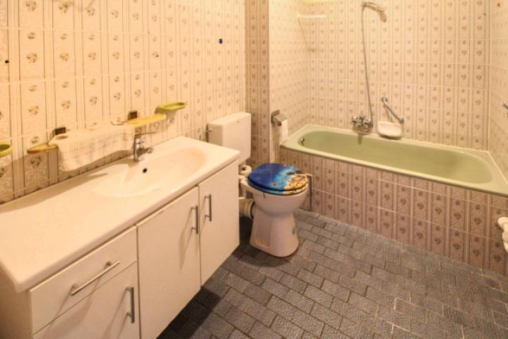 Bad mit Wanne u. WM