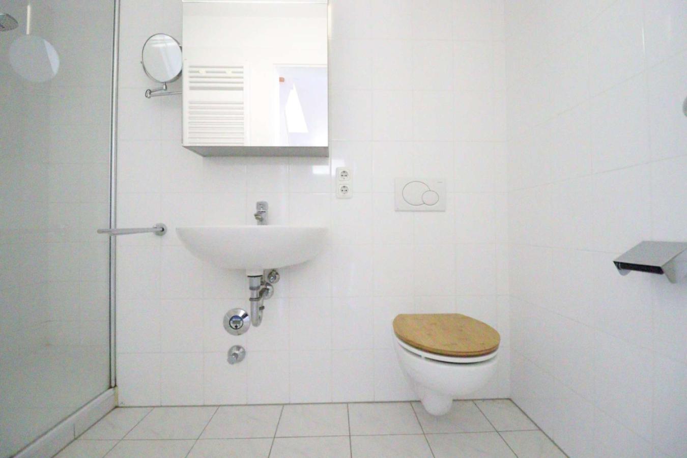 Gäste-WC mit bodentiefer Dusche - Bild 2