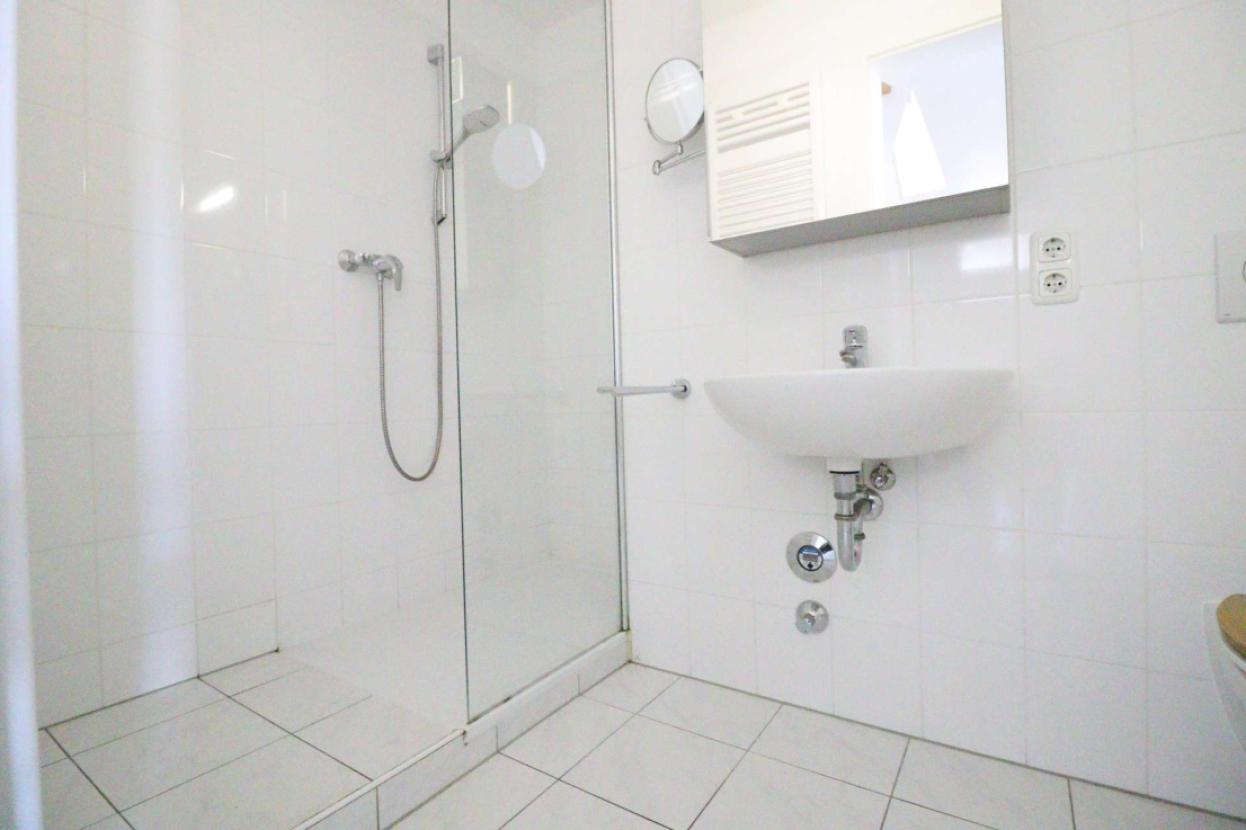 Gäste-WC mit bodentiefer Dusche