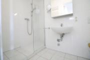 Gäste-WC mit bodentiefer Dusche