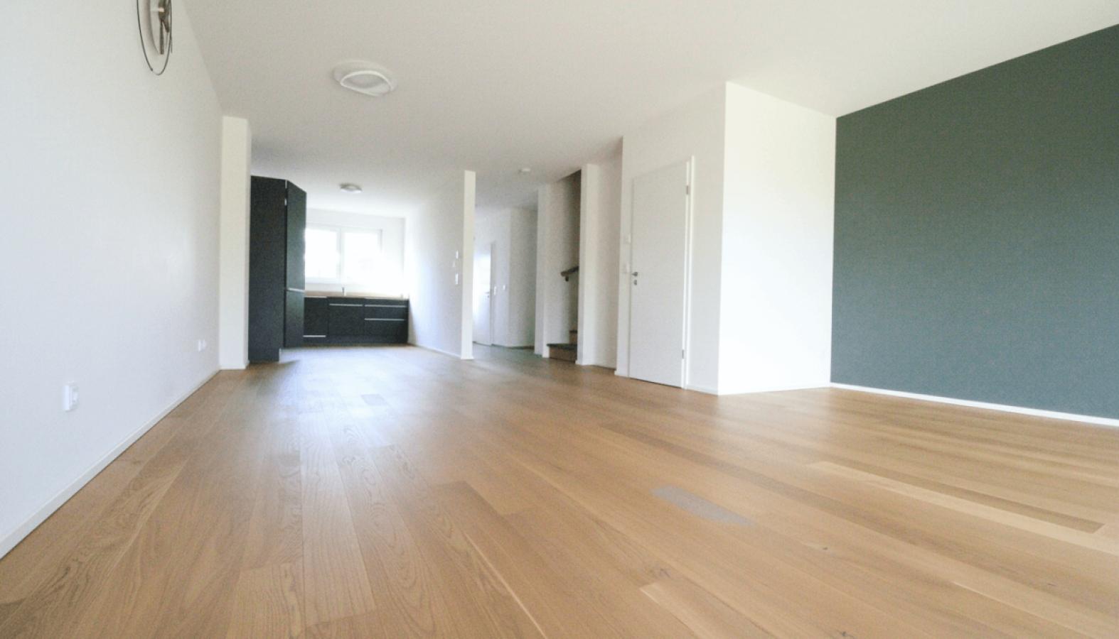 Wohnzimmer - Essbereich - offene Küche mit EBK