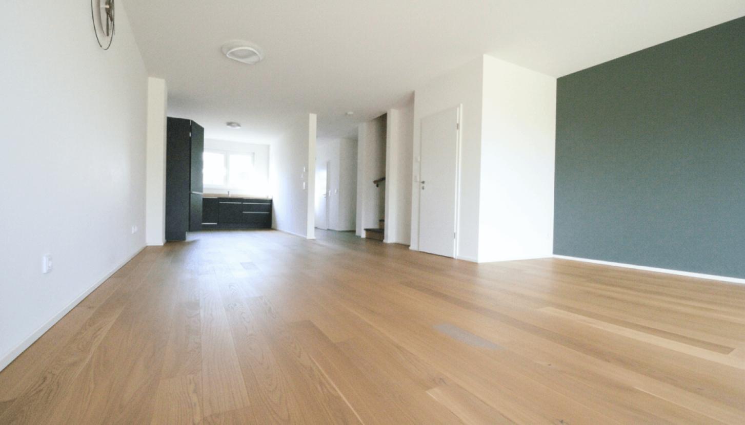 Wohnzimmer - Essbereich - offene Küche mit EBK