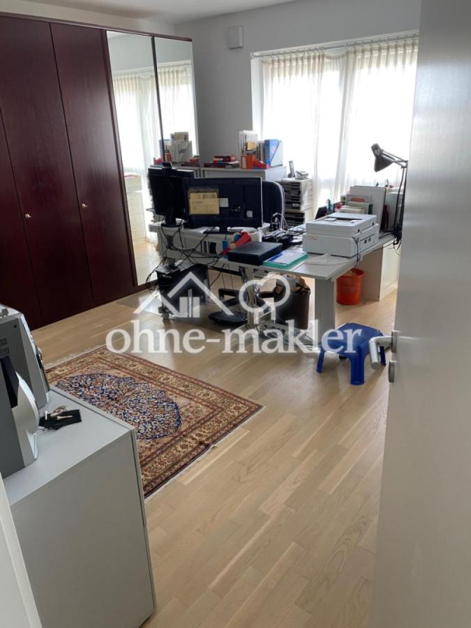 Schlafzimmer mit Arbeitsplatz