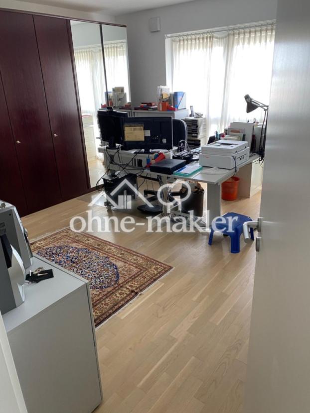 Schlafzimmer mit Arbeitsplatz