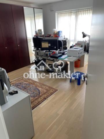 Schlafzimmer mit Arbeitsplatz