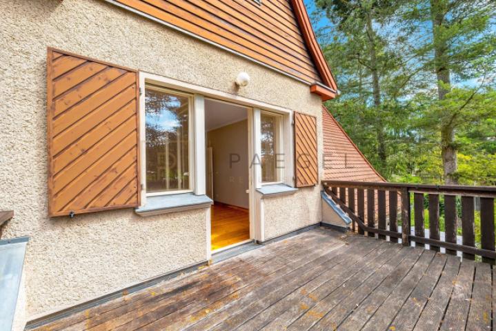 Balkon mit Fensterläden und Jalousien