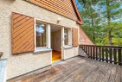 Balkon mit Fensterläden und Jalousien