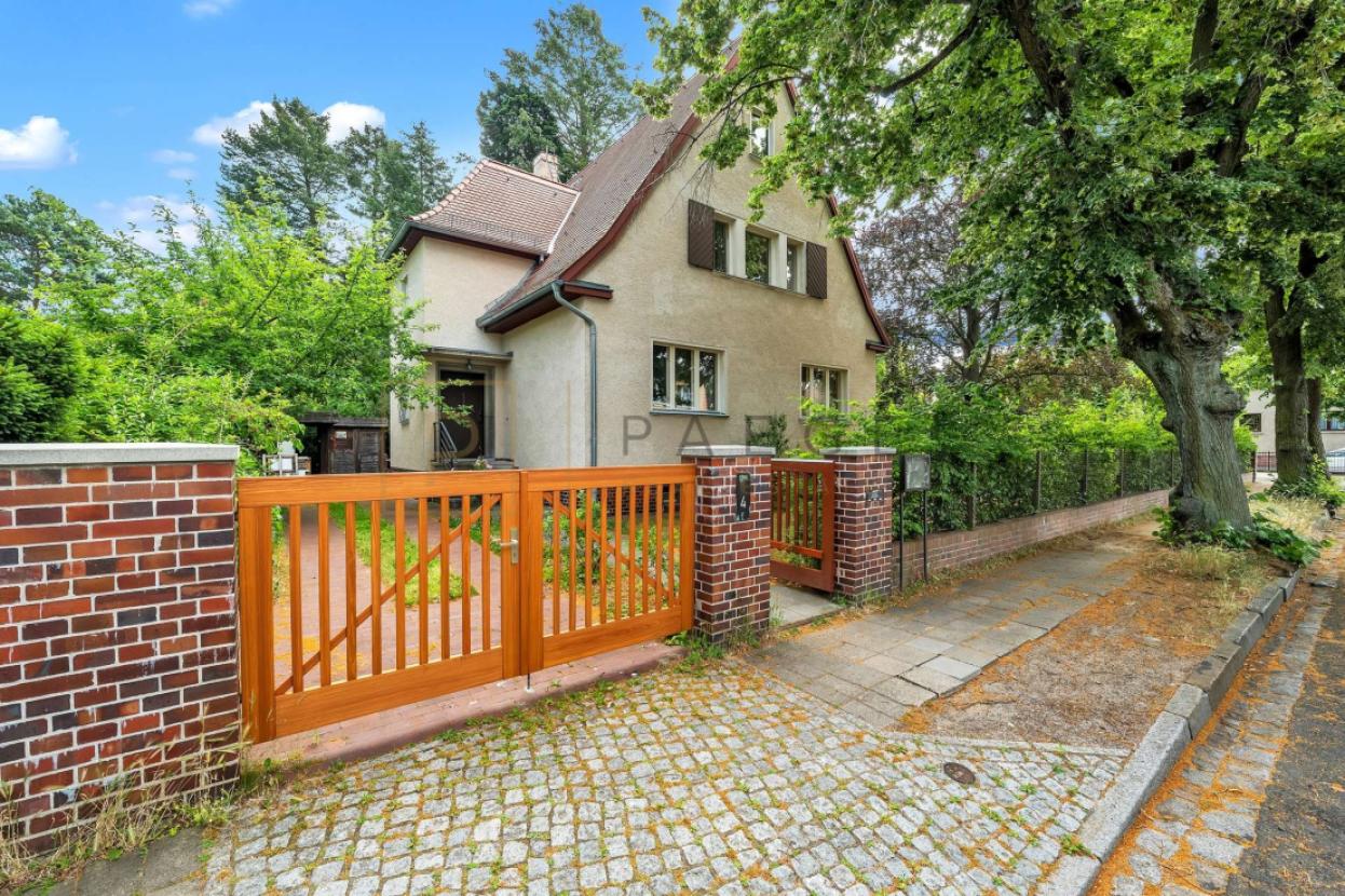 Ansicht von Straße aus und Auffahrt zum Carport