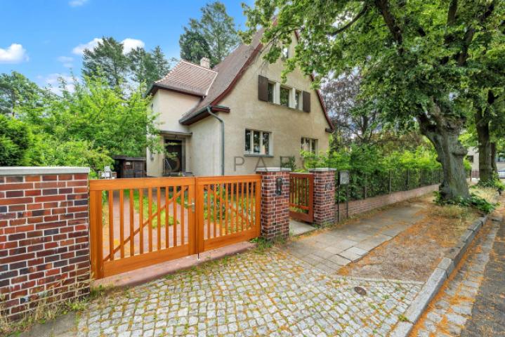 Ansicht von Straße aus und Auffahrt zum Carport