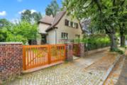 Ansicht von Straße aus und Auffahrt zum Carport