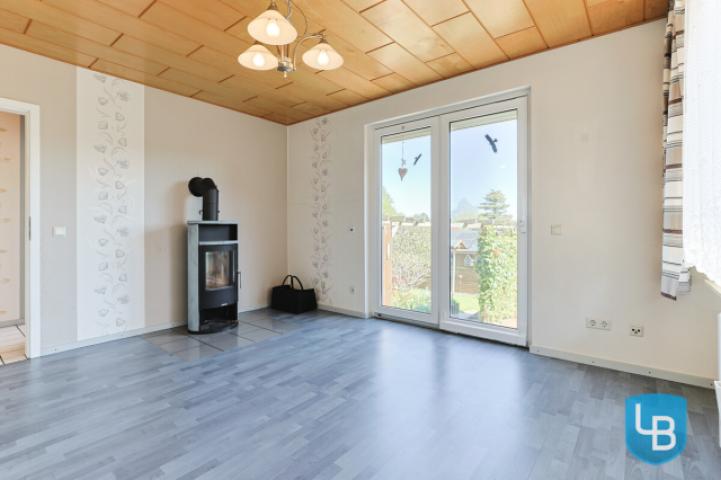 Esszimmer / Wohnzimmer mit Kamin und Zugang zum Garten 