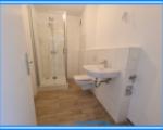 hochwertiges Bad mit Dusche