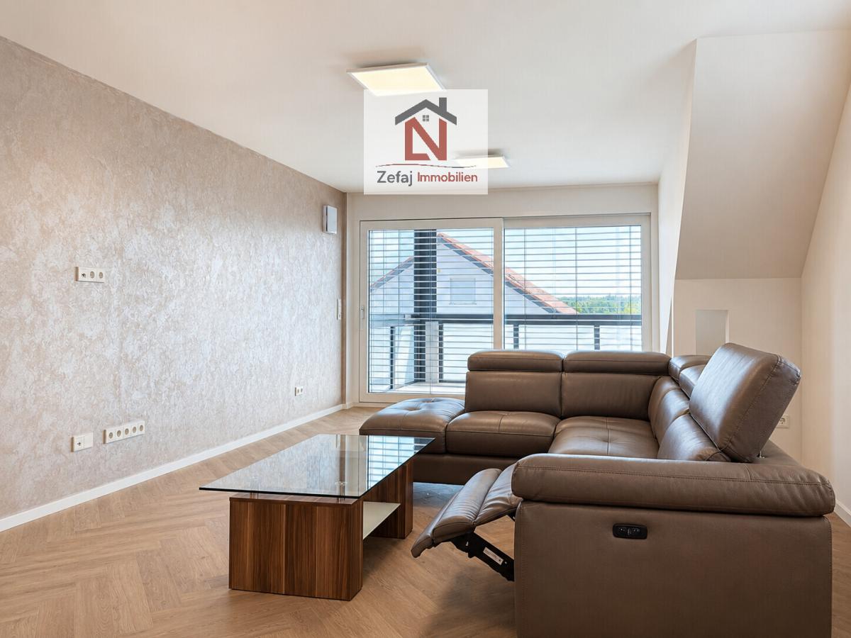 Helles minimalistisches Wohnzimmer mit Balkonblick
