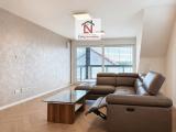 Helles minimalistisches Wohnzimmer mit Balkonblick