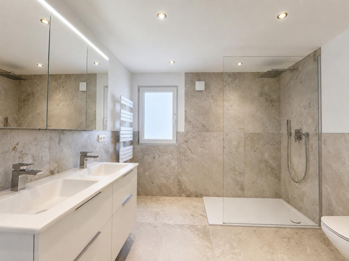 Modernes Badezimmer mit Doppelwaschbecken und WC