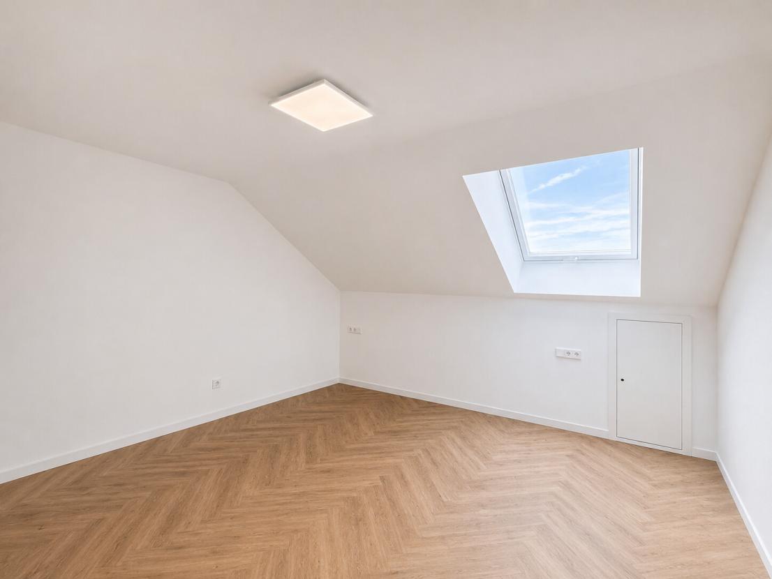 Schlafzimmer mit Keilrahmenfenster