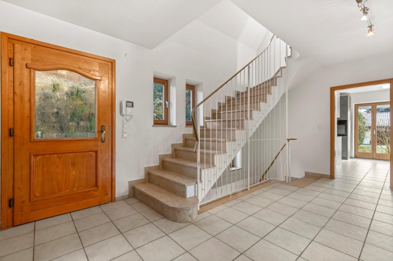 Diele mit Treppe und Eingang