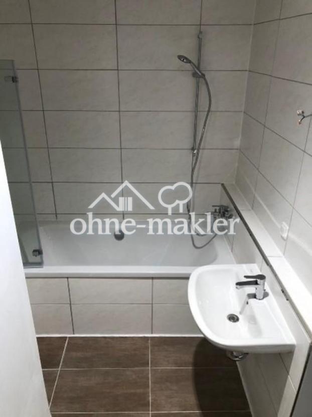 Bad mit Dusch Wanne